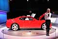 Hostess vicino alla Chevrolet Camaro ZL1